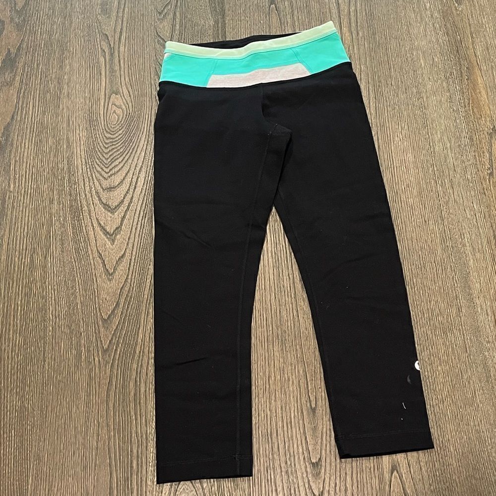 Lululemon Wunder Under Crop in Black/Teal Quilt Size 4